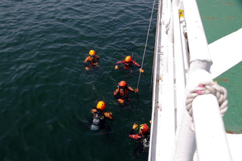 潜水訓練中の潜水士